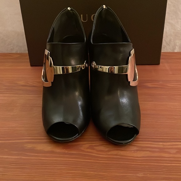 Gucci peeptoe ankle bootie with gold horsebit zip up - Picture 6 of 11